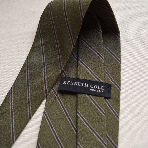 Kenneth Cole Silk Grey Pinstripe Necktie - Picture 2 of 3